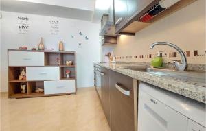 eine Küche mit Spüle und Theke in der Unterkunft Beautiful Apartment In Benicarló in Benicarló