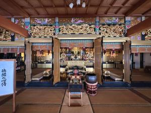 uma vista superior de um quarto com uma mesa e cadeiras em shukubo michiru 満行寺 em Hagi