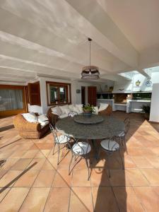 een grote woonkamer met een tafel en stoelen bij Villa Garrido in Portocolom