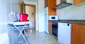 Virtuvė arba virtuvėlė apgyvendinimo įstaigoje Apartamento playa Cabodeiro, en A Illa De Arousa