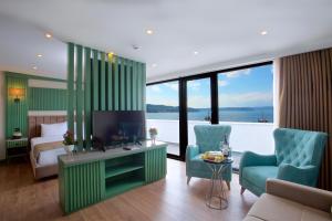 Habitación de hotel con sala de estar con ventana grande. en Çanakkale Bosphorus Port Aspen Hotel, en Canakkale