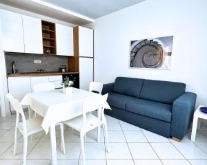 ein Wohnzimmer mit einem blauen Sofa und einem Tisch in der Unterkunft The Martinez Holiday House - Zadar in Zadar