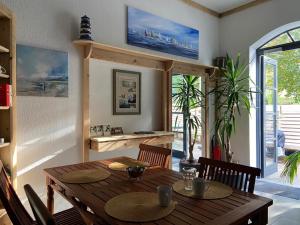 comedor con mesa de madera y sillas en Pferdestall - a87338, en Kiel