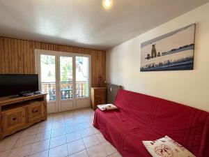 Televízia a/alebo spoločenská miestnosť v ubytovaní Appartement 6 personnes avec balcon, cœur du vieux village, proche remontées mécaniques et commerces - FR-1-623-332