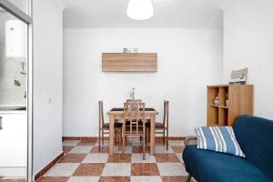 een woonkamer met een tafel en een blauwe bank bij Casa Colomera 1 in Barbate
