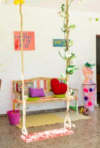 eine Schaukel in einem Zimmer mit zwei Bäumen in der Unterkunft CMHOPE Green Room in El Campello