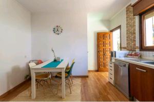eine Küche mit einem Tisch und Stühlen im Zimmer in der Unterkunft CMHOPE Green Room in El Campello