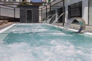 uma piscina com escorrega num edifício em MYND Yaiza em Playa Blanca