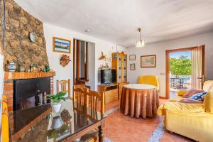 Una sala de estar con chimenea y un sofá. en Ladera de los molinos, en El Padul