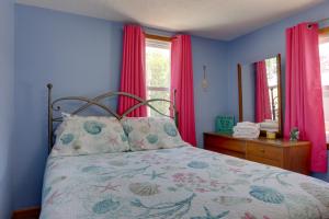 a bedroom with a bed with pink and blue walls at Lakefront Missouri Vacation Rental with Dock and Slip! in Camdenton