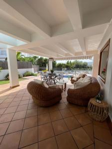 克羅姆港的住宿－Villa Garrido，庭院设有藤椅和桌子。