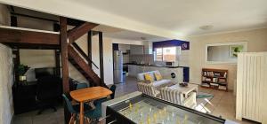 una sala de estar con un sofá y una mesa en Walters Lane Comfort Apartment 2 - No Loadshedding, en Ciudad del Cabo