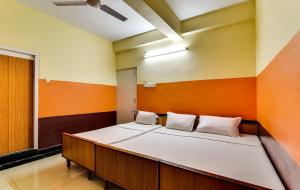 Postel nebo postele na pokoji v ubytování Hotel O Srinivasa Residency Lodge