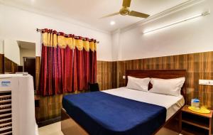 Postel nebo postele na pokoji v ubytování Hotel O Srinivasa Residency Lodge