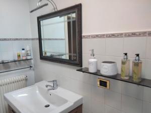 W łazience znajduje się umywalka i lustro. w obiekcie LA VECCHIA MASERA w mieście Mori