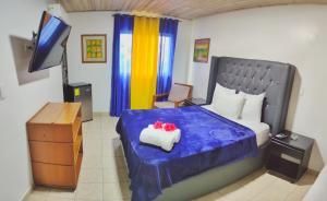 Postel nebo postele na pokoji v ubytování Acuarium Suite Resort