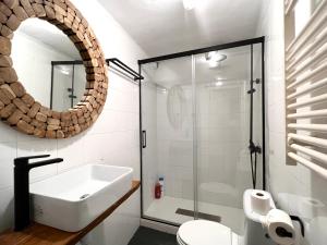 a bathroom with a shower and a sink and a mirror at Casa Sinera in Roní