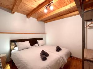 Roní的住宿－Casa Sinera，一间卧室,床上有鞋