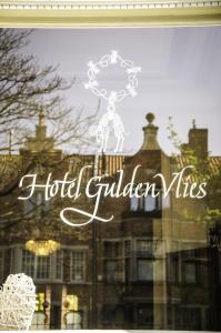 una ventana con un cartel que lee "Hotel Garden Villages" en Hotel Gulden Vlies, en Brujas
