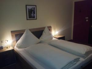 Säng eller sängar i ett rum på Hotel zur Winzergenossenschaft