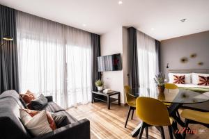 sala de estar con sofá, mesa y cama en Spinola Stays, en San Julián