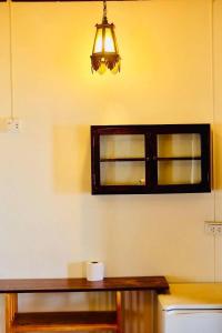 una luz colgando sobre una mesa y una ventana en Bird Bungalow Koh Phangan, en Haad Rin