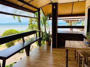 porche con banco y vistas a la playa en Bird Bungalow Koh Phangan, en Haad Rin