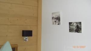 une chambre avec deux photos sur le mur et une lampe dans l'établissement Ferienlodge Karwendelblick, à Krün