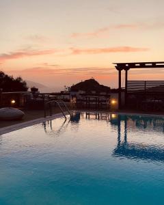 Bazén v ubytování Skala Sunset Hotel and spa nebo v jeho okolí
