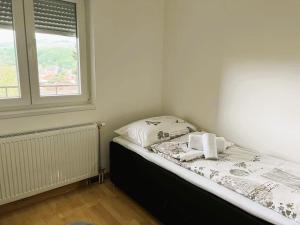 ein Schlafzimmer mit einem Bett mit zwei Handtüchern darauf in der Unterkunft Apartment River in Bratunac