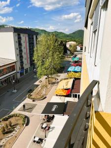 einem Luftblick auf eine Stadtstraße mit einem Gebäude in der Unterkunft Apartment River in Bratunac