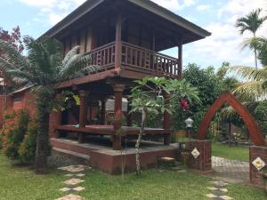 uma casa com uma escada que leva até ela em Bello Bungalow em Batukliang