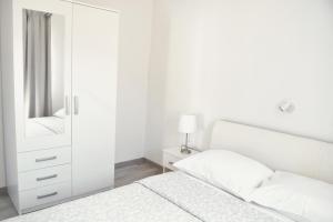 Postel nebo postele na pokoji v ubytování Rab apartments AURORA