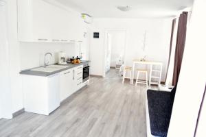 Kuchyň nebo kuchyňský kout v ubytování Rab apartments AURORA
