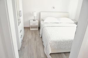 Postel nebo postele na pokoji v ubytování Rab apartments AURORA