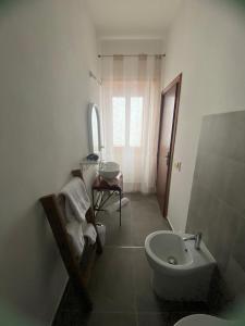 ein Badezimmer mit einem Waschbecken, einem WC und einem Spiegel in der Unterkunft Domus Petra in Rocca Cilento