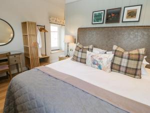 a bedroom with a bed and a desk and a mirror at Bolton in Appleby