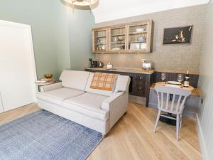ein Wohnzimmer mit einem Sofa und einem Tisch in der Unterkunft Marton in Appleby
