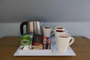 uma bandeja com chávenas de café numa mesa em Sithean Beag em Portree