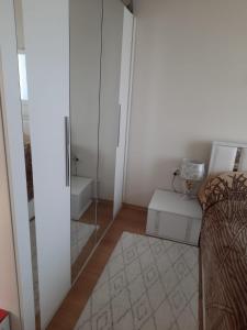 uma sala de estar com um espelho e um sofá em Прекрасный апартамент с видом на море и бассейном em Byala