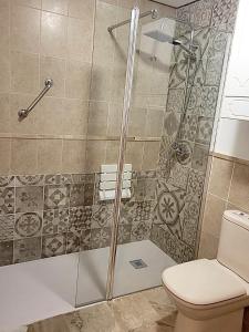 y baño con ducha y aseo. en Luxury 2-Bedrooms & Bathrooms Estepona Apartment, en Estepona
