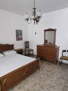 a bedroom with a bed and a dresser and a mirror at Appartamento a 50mt dal mare in Amantea