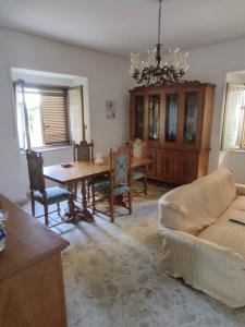 uma sala de estar com um sofá e uma mesa em Appartamento a 50mt dal mare em Amantea