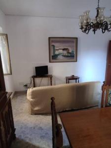 uma sala de estar com um sofá e uma fotografia na parede em Appartamento a 50mt dal mare em Amantea