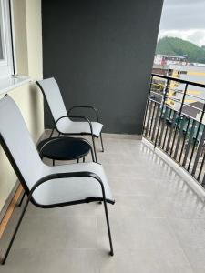 2 Stühle auf dem Balkon in der Unterkunft Apartment River in Bratunac