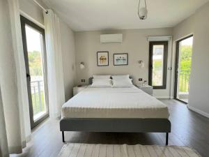 1 dormitorio con 1 cama grande y 2 ventanas en Luxurious Apartment in Bodrum, en Bodrum City