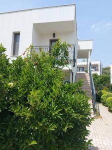 Casa blanca con escalera y matorral en Luxurious Apartment in Bodrum, en Bodrum City