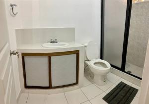 Casa Galerias Vicario (apartment) في بويرتو فايارتا: حمام مع مرحاض ومغسلة ودش