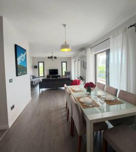 comedor y sala de estar con mesa y sillas en Luxurious Apartment in Bodrum, en Bodrum City