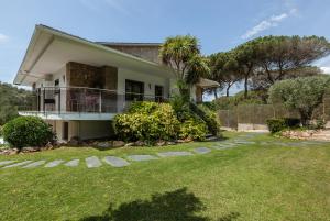 Casa con balcón y patio en Armonia completa, en Llinars del Vallès